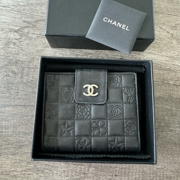 Chanel Icon Quilted Compact Wallet 🖤 - Picture 10 of 10